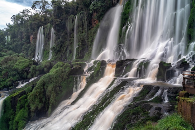 Vista sulle bellissime cascate di Iguazu in America Latina in Argentina.