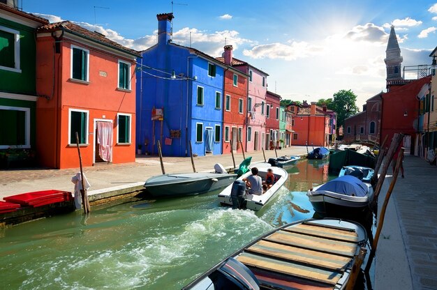 Vista sulle case colorate e sul canale dell'acqua nella via di Burano, Italy