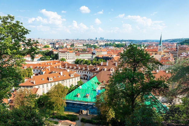Vista sulle cattedrali di Praga e sui tetti rossi dall'alto