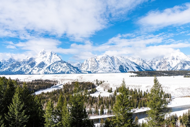 Vista sulle montagne a Snake River con neve e freddo nel Parco Nazionale del Grand Teton, Wyoming