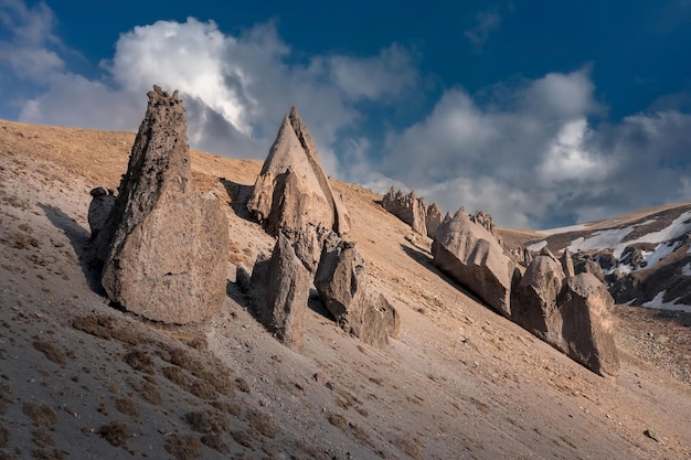 Vista sulle montagne con insolite strutture rocciose coniche che sembrano denti di drago Caucaso Russia
