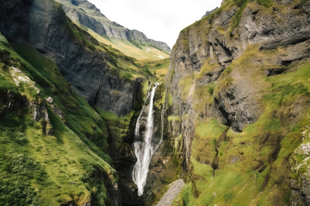 Vista sulle montagne con una cascata che scende lungo il fianco della montagna creata con l'IA generativa