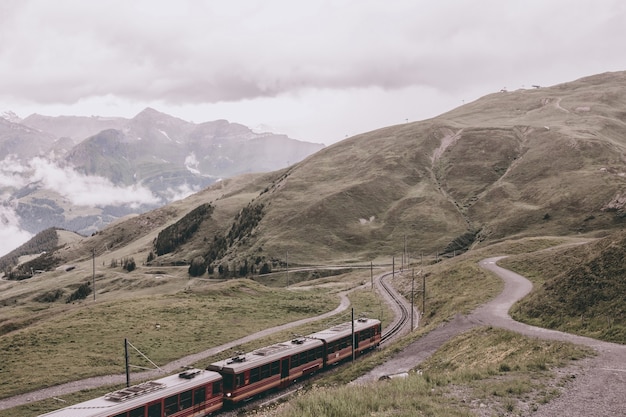 Vista sulle montagne da Jungfraujoch staion nelle alpi, Lauterbrunnen, Svizzera, Europa. Paesaggio estivo, tempo piovoso, cielo con nuvole drammatiche