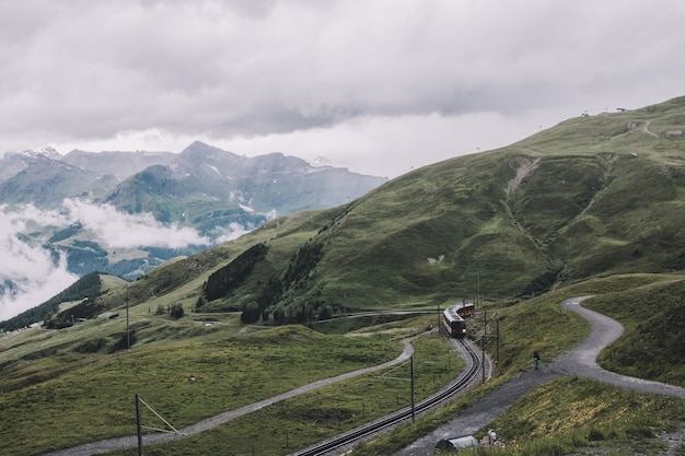 Vista sulle montagne dalla stazione Jungfraujoch nelle alpi, parco nazionale di Lauterbrunnen, Svizzera, Europa. Paesaggio estivo, tempo piovoso, cielo con nuvole drammatiche