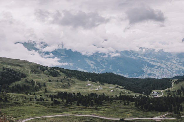 Vista sulle montagne dalla stazione Jungfraujoch nelle alpi, parco nazionale di Lauterbrunnen, Svizzera, Europa. Paesaggio estivo, tempo piovoso, cielo con nuvole drammatiche