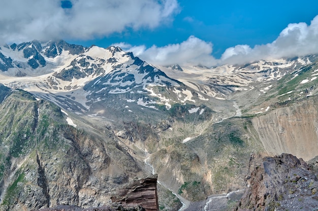 Vista sulle montagne del Caucaso e sulle cime coperte di neve