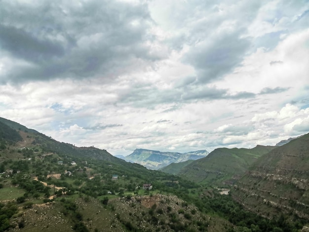 Vista sulle montagne del Daghestan vicino al villaggio di Gamsutl Russia giugno 2021