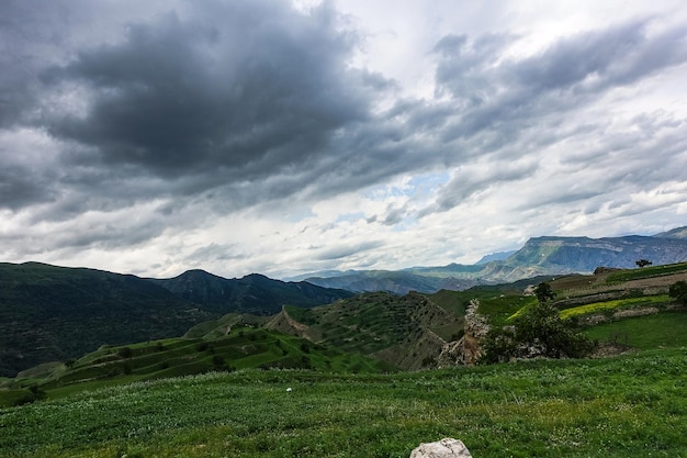 Vista sulle montagne del Daghestan vicino al villaggio di Gamsutl Russia giugno 2021