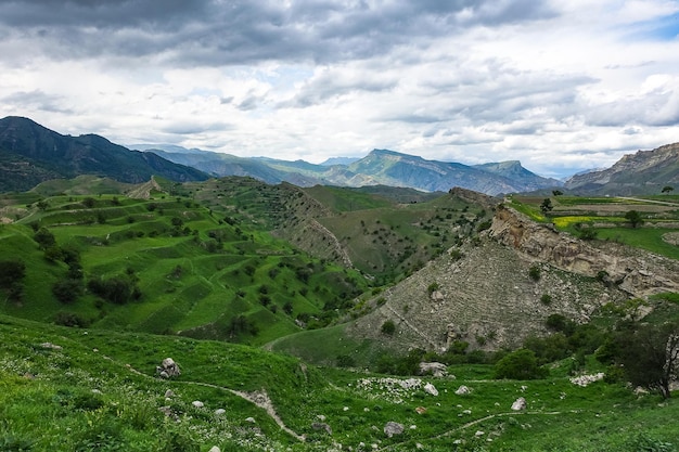 Vista sulle montagne del Daghestan vicino al villaggio di Gamsutl Russia giugno 2021
