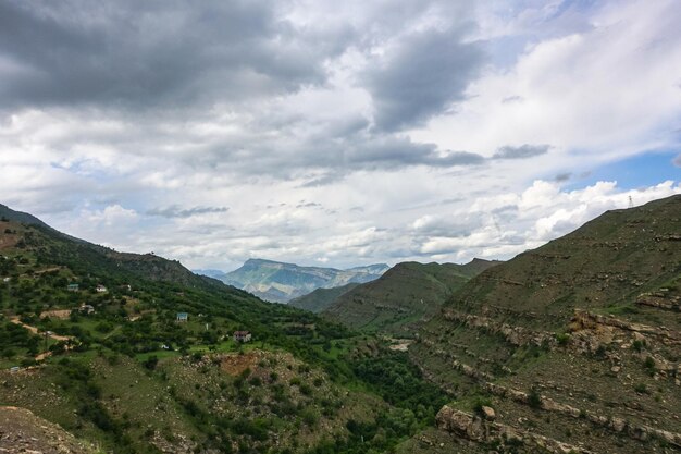 Vista sulle montagne del Daghestan vicino al villaggio di Gamsutl Russia giugno 2021