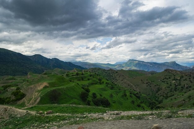 Vista sulle montagne del Daghestan vicino al villaggio di Gamsutl Russia giugno 2021