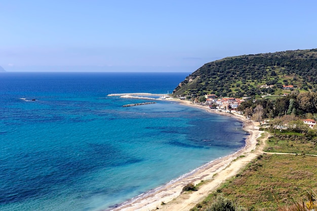 Vista sulle montagne del mare e sulla città di mare dell'isola di Cefalonia in Grecia da un'altezza