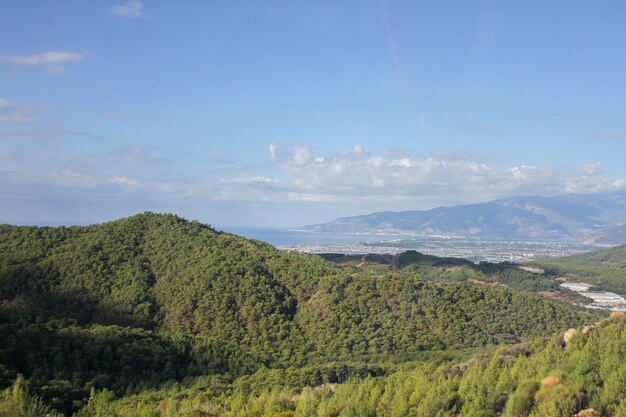 Vista sulle montagne e cielo nuvoloso