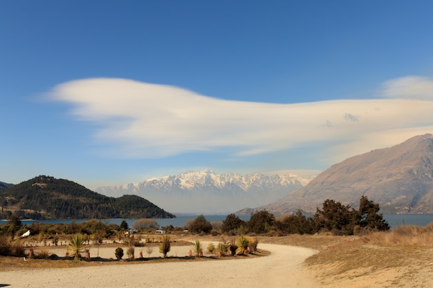 Vista sulle montagne e sul lago in estate