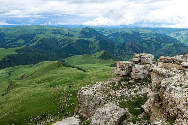 Vista sulle montagne e sull'altopiano di Bermamyt nella Repubblica di Karachay Cherkess Russia