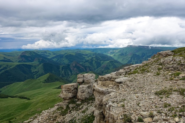 Vista sulle montagne e sull'altopiano di Bermamyt nella Repubblica di Karachay Cherkess Russia