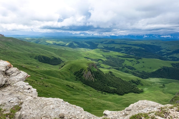 Vista sulle montagne e sull'altopiano di Bermamyt nella Repubblica di Karachay-Cherkess, Russia.