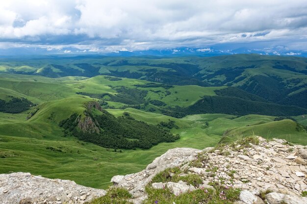 Vista sulle montagne e sull'altopiano di Bermamyt nella Repubblica di Karachay-Cherkess, Russia.