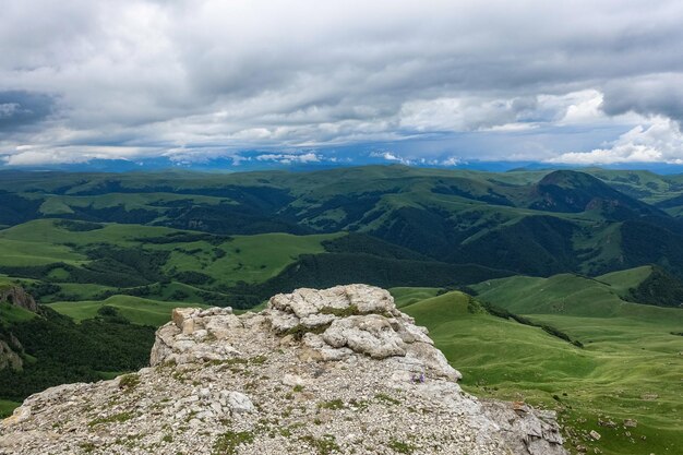 Vista sulle montagne e sull'altopiano di Bermamyt nella Repubblica di Karachay-Cherkess, Russia.