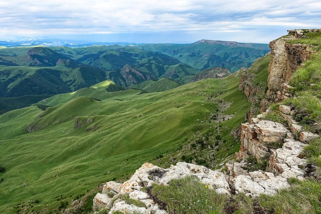 Vista sulle montagne e sull'altopiano di Bermamyt nella Repubblica di Karachay Cherkess Russia