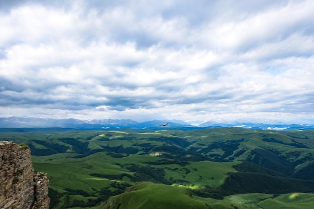 Vista sulle montagne e sull'altopiano di Bermamyt nella Repubblica di Karachay Cherkess Russia