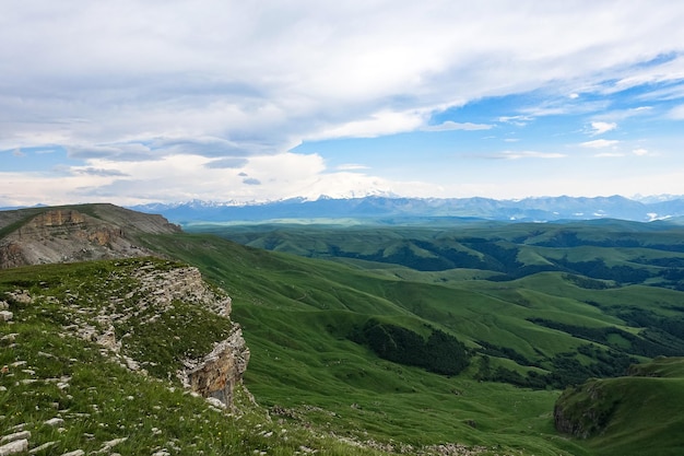 Vista sulle montagne e sull'altopiano di Bermamyt nella Repubblica di Karachay Cherkess Russia