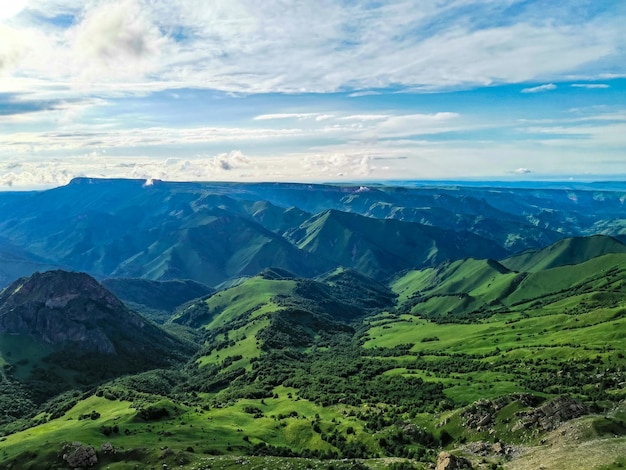 Vista sulle montagne e sull'altopiano di Bermamyt nella Repubblica di Karachay-Cherkess, Russia.