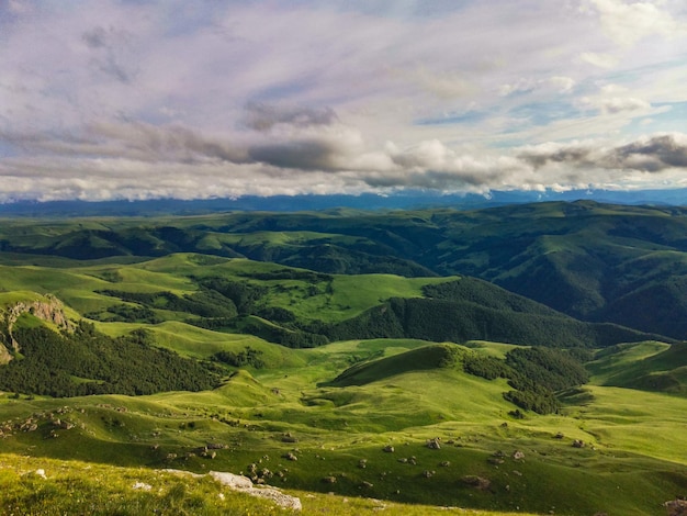 Vista sulle montagne e sull'altopiano di Bermamyt nella Repubblica di Karachay-Cherkess, Russia.