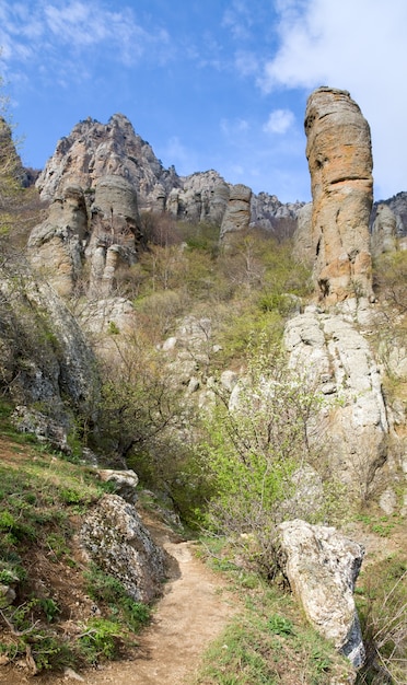 Vista sulle montagne rocciose (valle dei fantasmi vicino al monte Demerdzhi, Crimea, Ucraina)