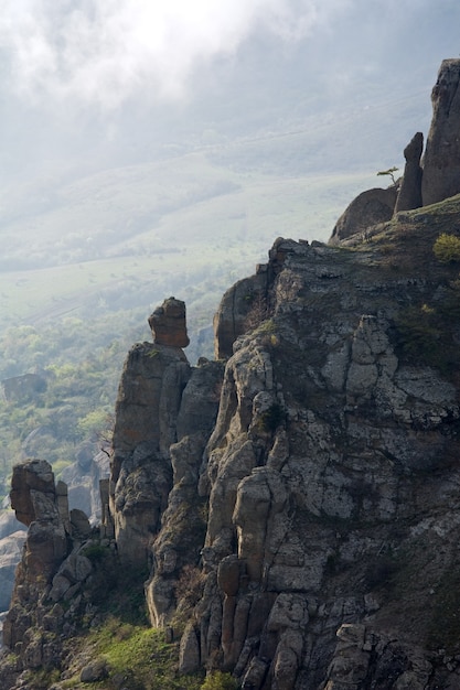 Vista sulle montagne rocciose (valle dei fantasmi vicino al monte Demerdzhi, Crimea, Ucraina)