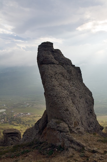 Vista sulle montagne rocciose (valle dei fantasmi vicino al monte Demerdzhi, Crimea, Ucraina)