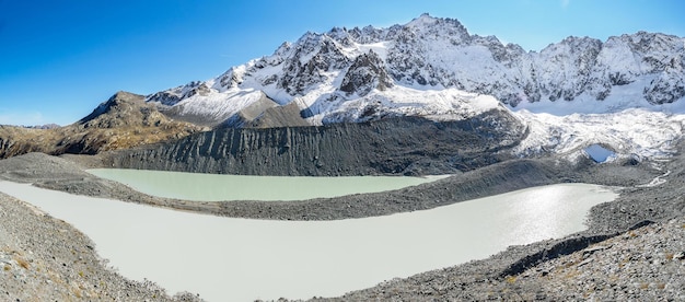 Vista sulle montagne sulla strada per i laghi Arsine e il parco nazionale degli Ecrins del ghiacciaio in Francia