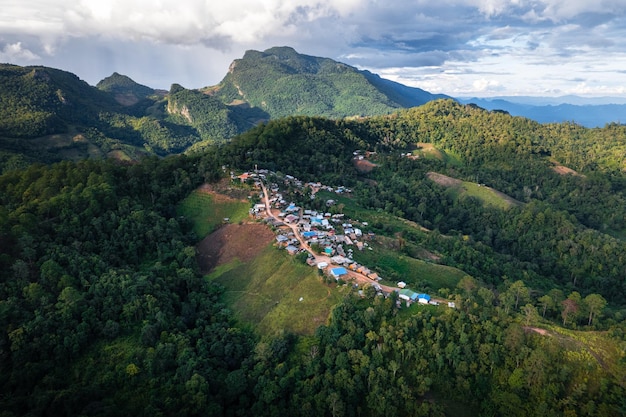 Vista sulle montagne verdi a Chiang Dao