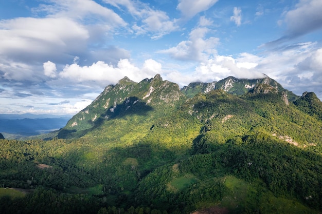 Vista sulle montagne verdi a Chiang Dao