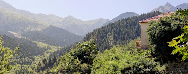 Vista sulle montagne vicino al villaggio