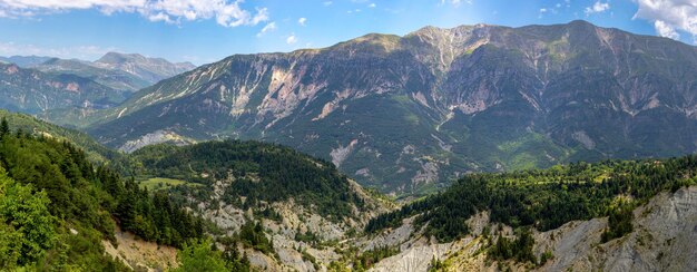 Vista sulle montagne vicino al villaggio