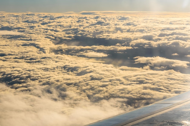 Vista sulle nuvole bianche dalla finestra dell'aereo