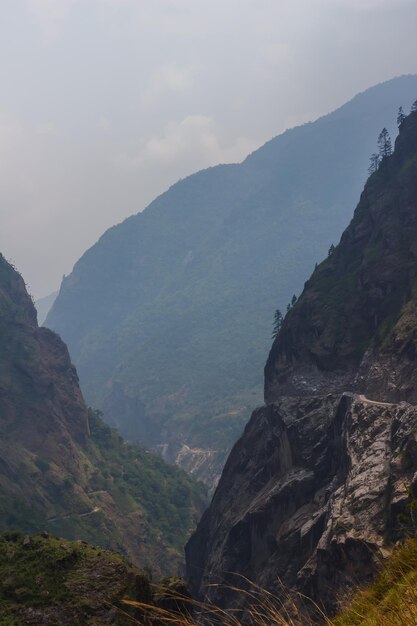 Vista sulle piste e sui sentieri di montagna dell'Himalaya