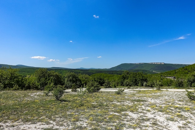 Vista sulle pittoresche montagne della Crimea vicino alla città rupestre di TepeKermen Crimea Russia