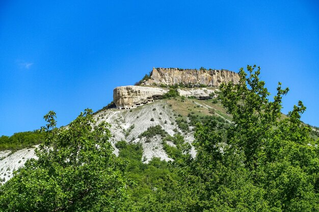 Vista sulle pittoresche montagne della Crimea vicino alla città rupestre di TepeKermen Crimea Russia