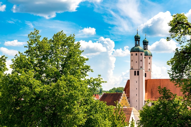 Vista sulle torri della chiesa di Wemding, Germania