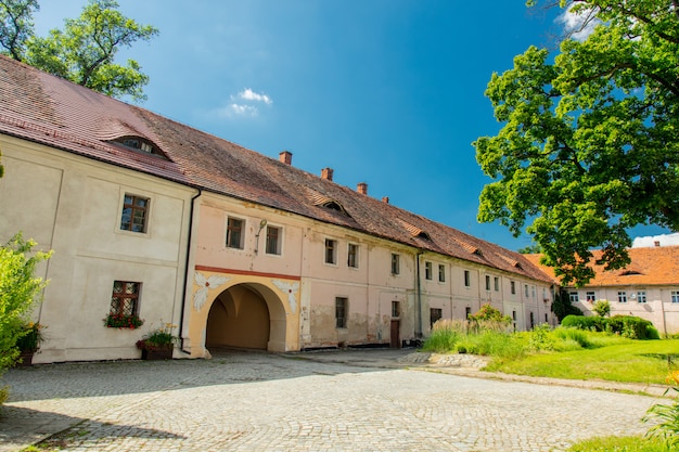 Vista sulle vecchie case nell'abbazia di henrykow nella Bassa Slesia, Polonia