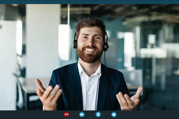 Vista sullo schermo di un uomo d'affari fiducioso che effettua una videochiamata con una riunione virtuale online che parla con la fotocamera del PC