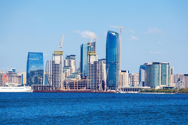 Vista sullo skyline di Baky dal viale di Baku (l'argine del Mar Caspio). Baku è la capitale e la città più grande dell'Azerbaigian e della regione del Caucaso.