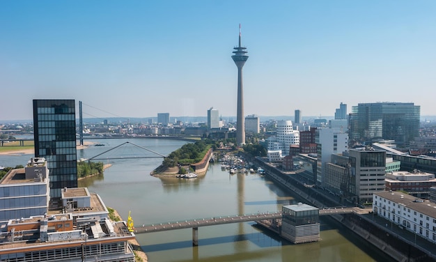 vista sullo skyline di dusseldorf con la torre del reno (Rheinturm) e il porto dei media. ideale per layout di siti web e riviste