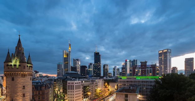 Vista sullo skyline di Francoforte e sulla città vecchia al crepuscolo