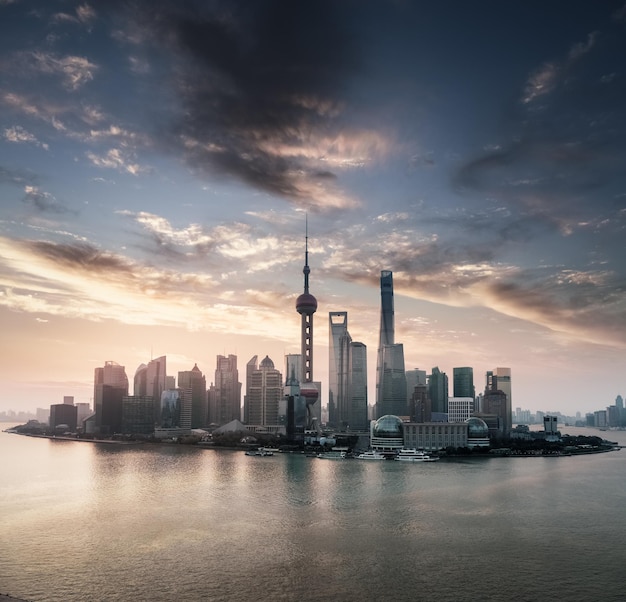 Vista sullo skyline di Shanghai e sullo sfondo del bellissimo cielo di alba