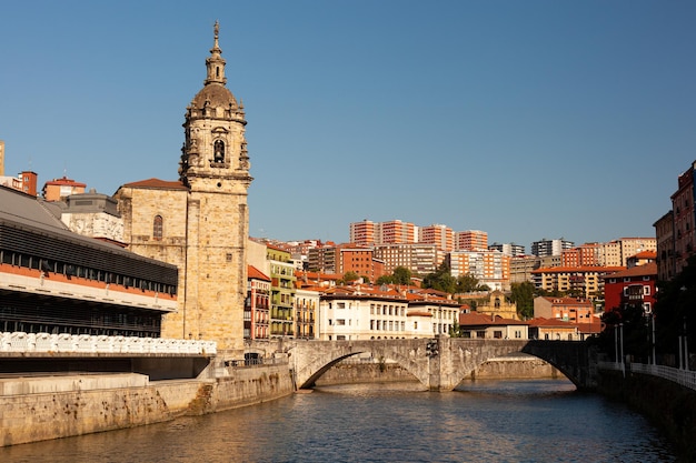 Vista sullo storico mercato La Ribera e sulla chiesa di San Anton nel fiume Nervion