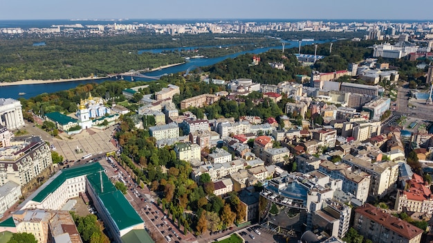 Vista superiore aerea dell'orizzonte della città di Kiev da sopra, paesaggio urbano del centro del centro di Kiev, capitale dell'Ucraina