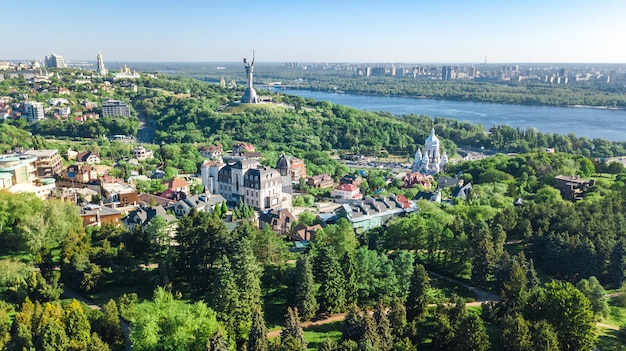 Vista superiore aerea della città di Kiev da sopra, l'orizzonte di Kyiv e il paesaggio urbano del fiume di Dnieper in primavera, Ucraina